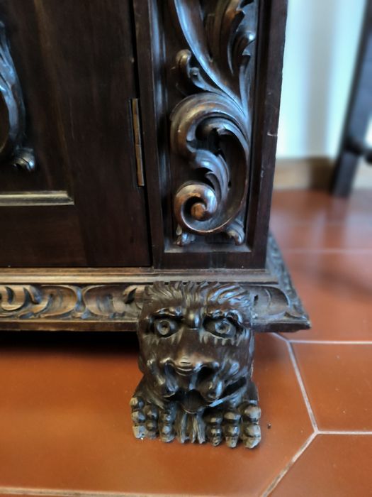 Mobilia antiga trabalhada para sala