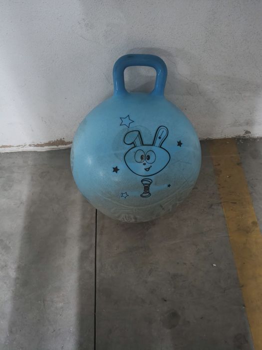 Bola saltitona azul da Decathlon