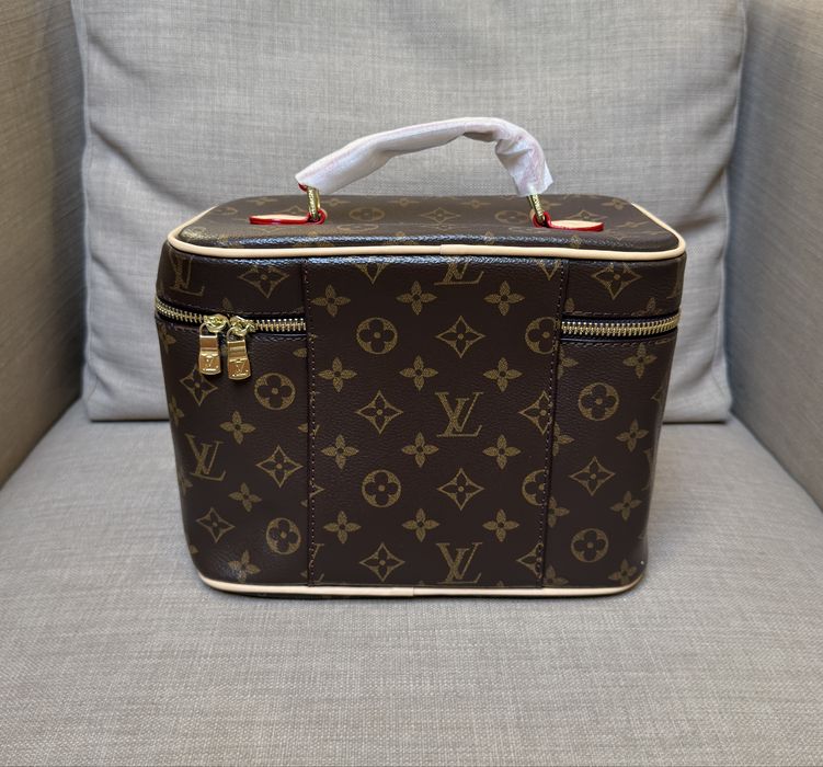 Kosmetyczka Kuferek Louis Vuitton LV z łańcuszkiem i paskiem