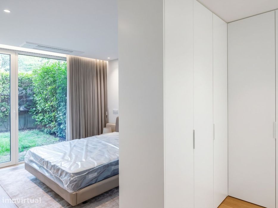 Apartamento mobilado com largo terraço no edifício Paço de Rei Plaza.