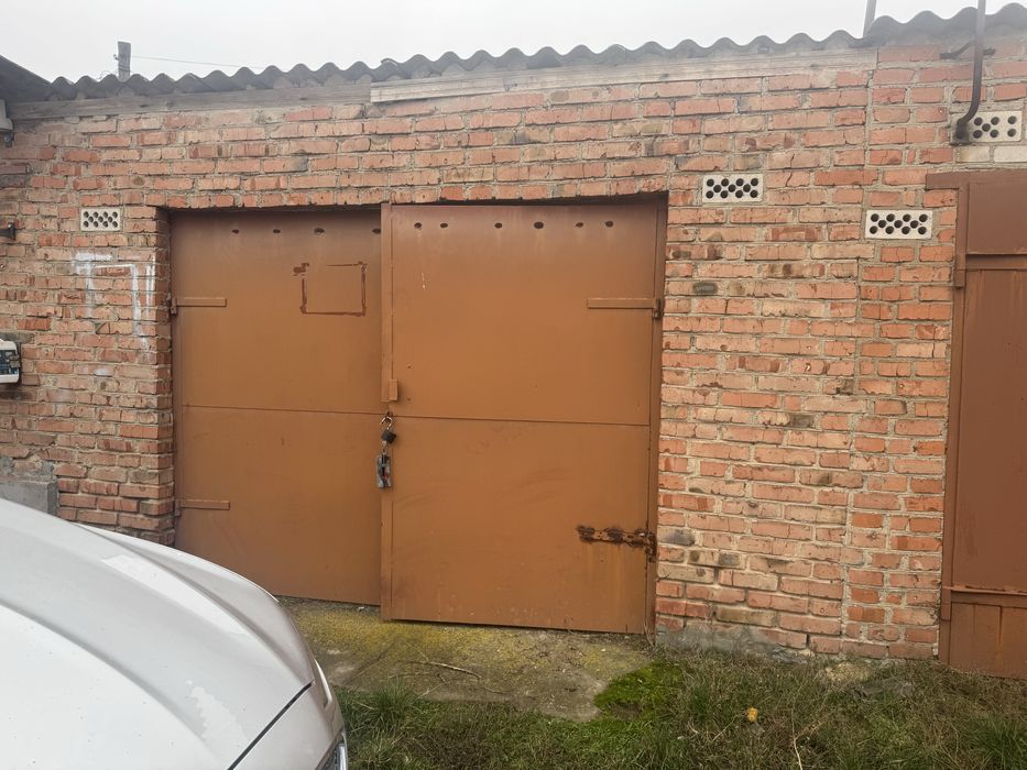 Продам гараж в центрі під легковий автомобіль