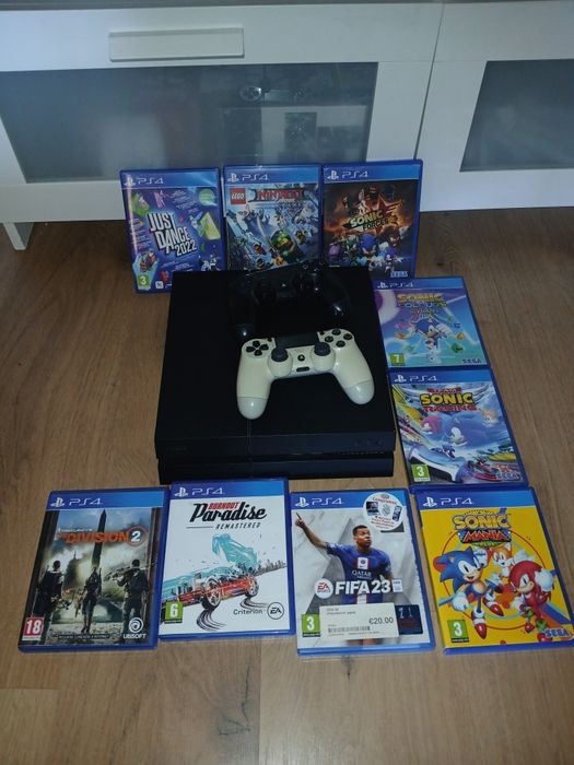 Playstation 4  com 2 Comandos 9 Jogos 1 Cabo Hdmi 1 cabo ligação + 1 câmara