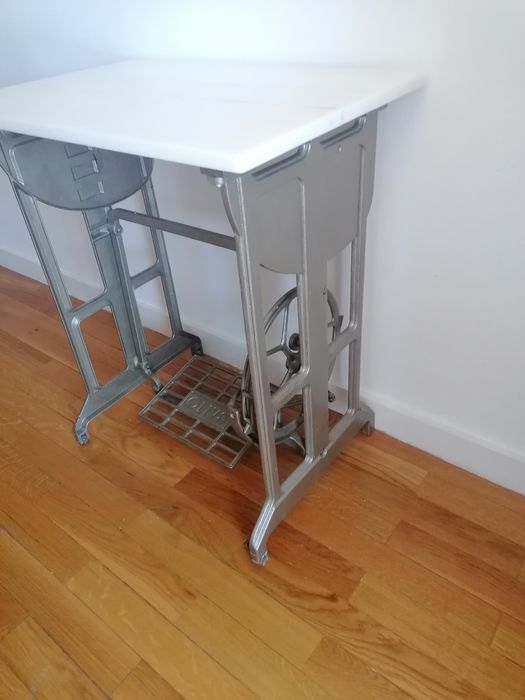 Móvel com pedra mármore