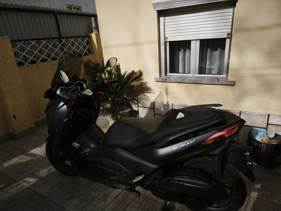 Yamaha X-Max 125cc
Us
