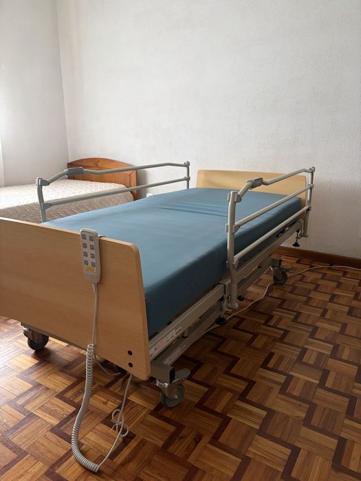 Cama Articulada Elétrica e Elevatória com Colchão Geriátrico – Como Nova