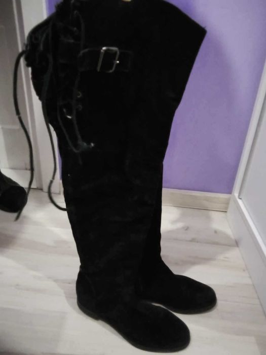 Długie kozaki zamszowe.