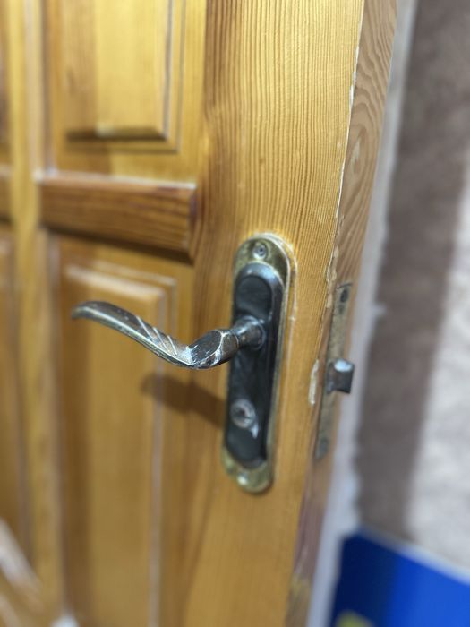 Продам деревʼяні двері з луткою