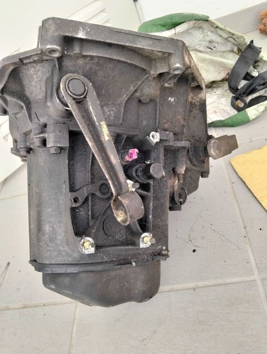 Vendo uma caixa de velocidade de um Peugeot 206 se, a gasolina, segunda mão