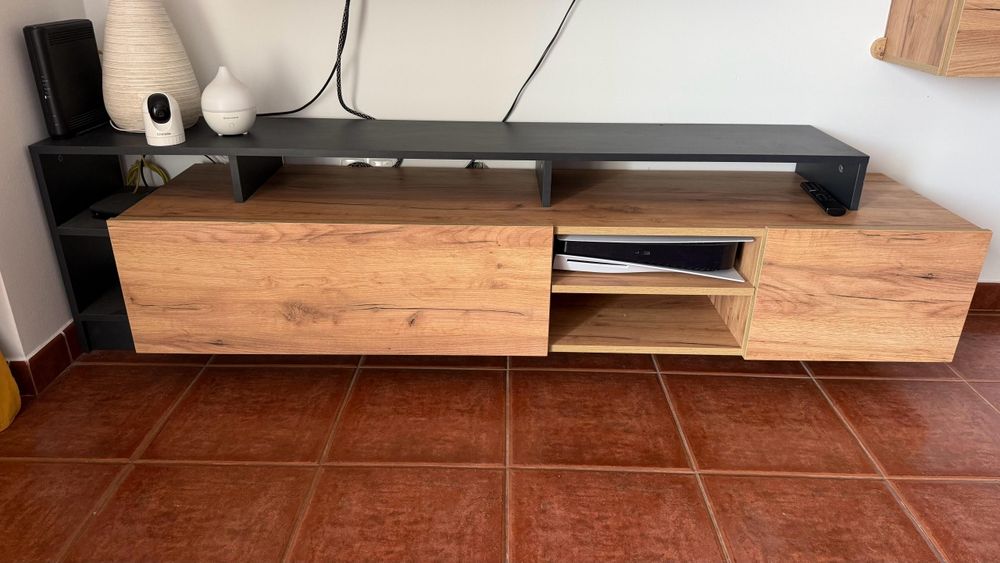 Móvel de sala TV (madeira e preto)