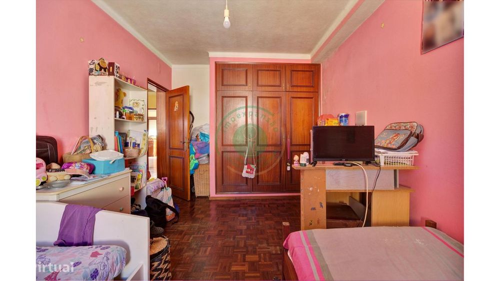Moradia com 2 Pisos e Garagem