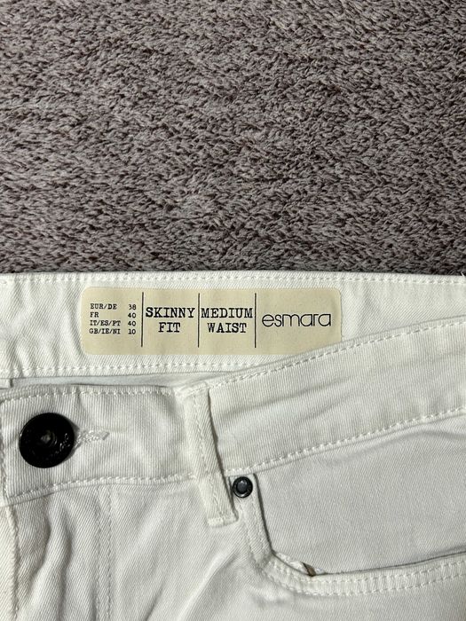 Białe spodnie ze zdobieniami ESMARA skinny fit medium waist
