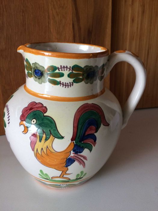 Moinho de café, bule e caixa antigos