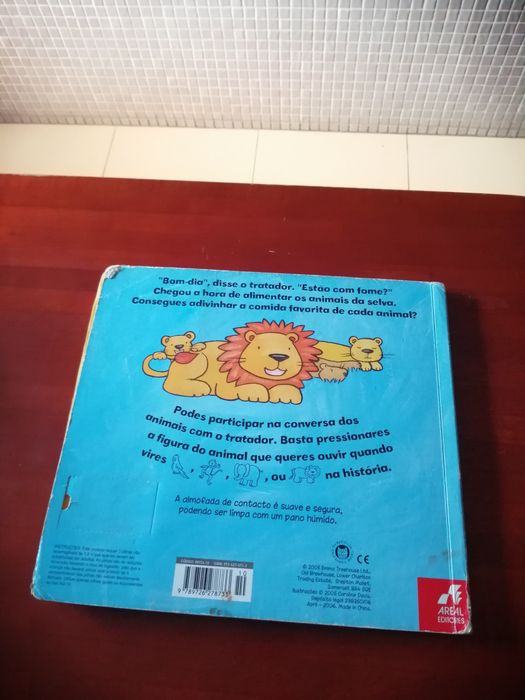 Livro fala com animais da selva