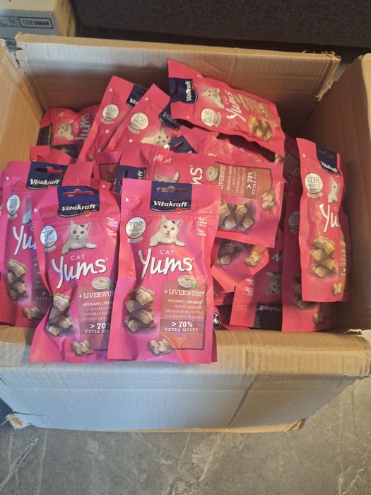 73 opakowania Vitakraft Cat Yums, przekąska dla kota z kiełbasą wątrobową, ekstra mięsista, z widocznym wypełnieniem