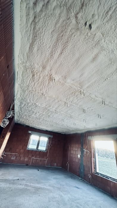 Ocieplenie piana PUR dachów stropów poddasza izolacja poliuretanowa