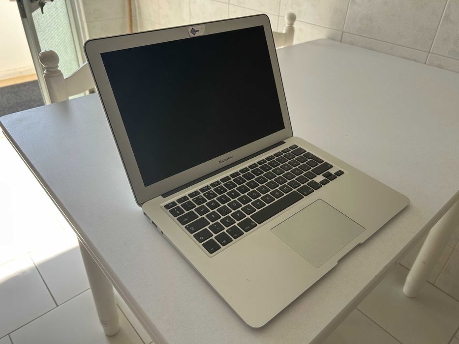 MacBook Air 13" (2015) | 8GB RAM | SSD | macOS Monterey + Office Incluído