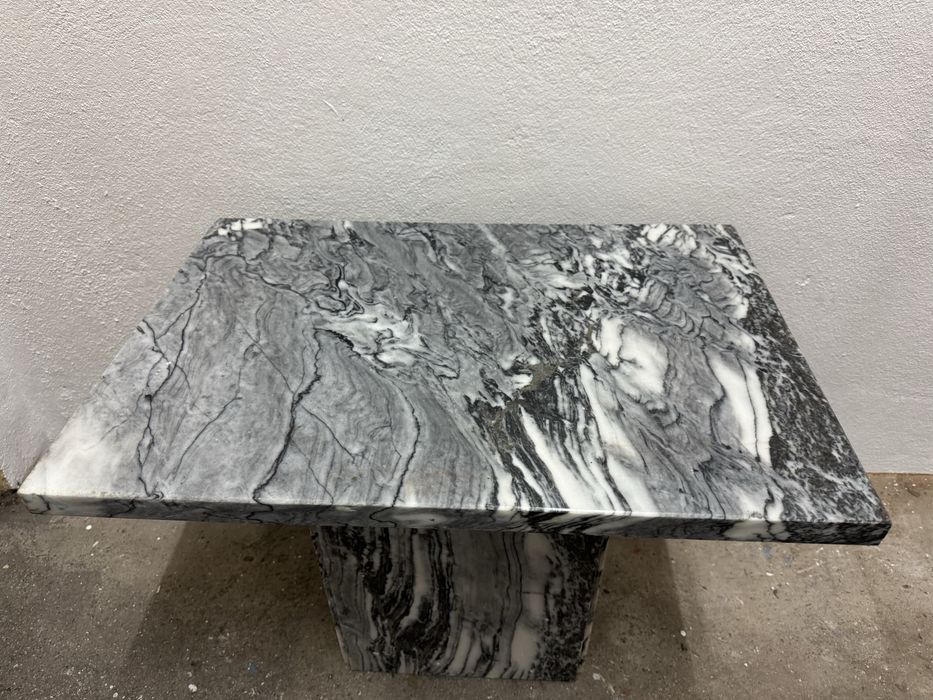 Mesa de apoio, em mármore