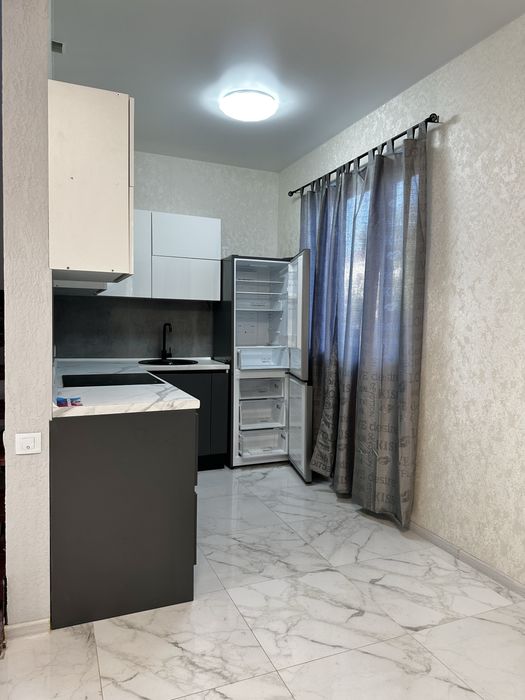 Новий гарний будинок біля моря