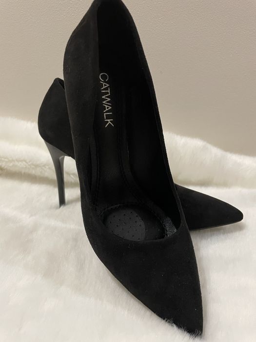 Czarne zamszowe szpilki