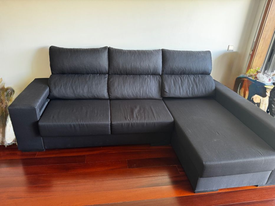 Sofá preto com chaise longue