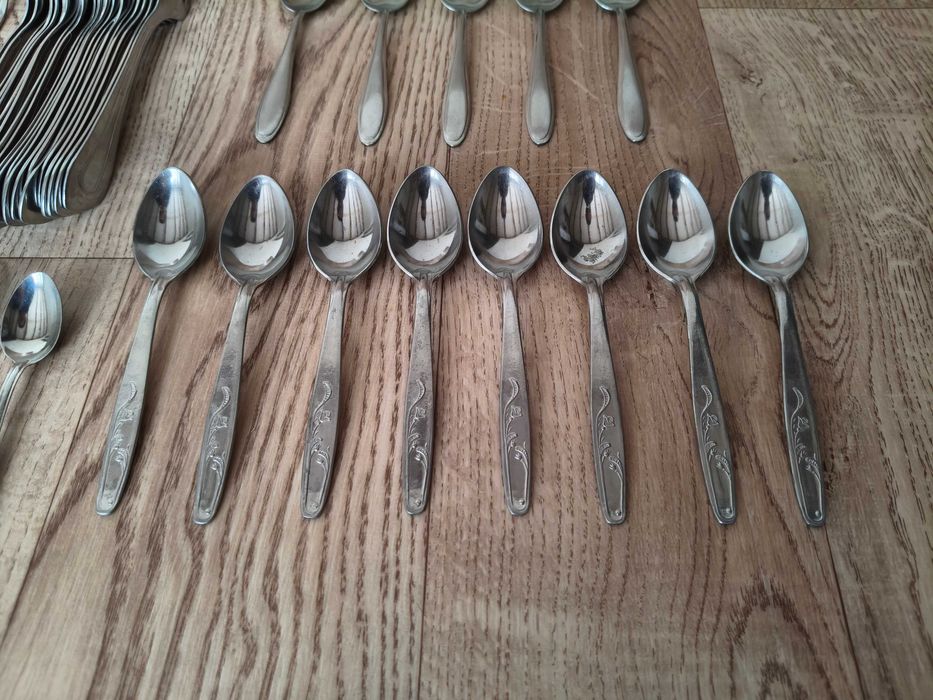 Посуда и столовые приборы: Тарелки, Селедочницы, Вилки, Ложечки.