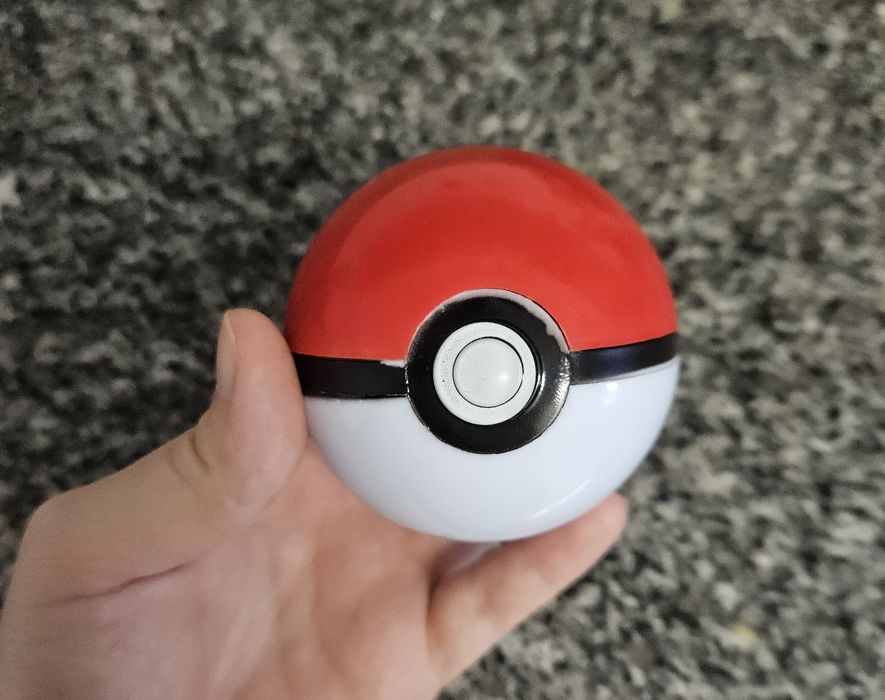 Pokebola tamanho real + 10 bonecos pokemon