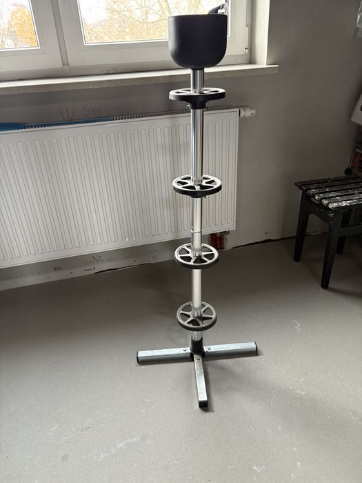 Stojak przeznaczony do przechowywania kół samochodowych