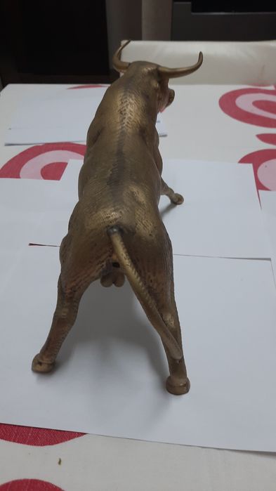 Touro escultura em latão