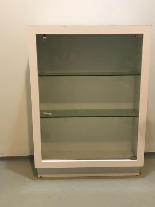 Armario-vitrine adequado a diversos espaços