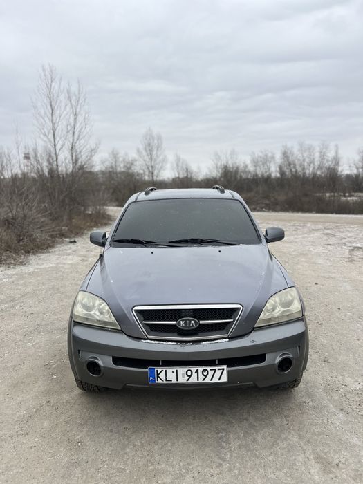 Авто на полном ходу заводиться с пол оборота проблем по мотору нет 
Не димит не троит турбина дует климат работает отлично полный привод работает стоит грязевые колеса !!За тонирована LLumar по кругу 
Вложений не требует не каких сел поехал кто ищет обслуженную машину это она !  все вопросов по телефону