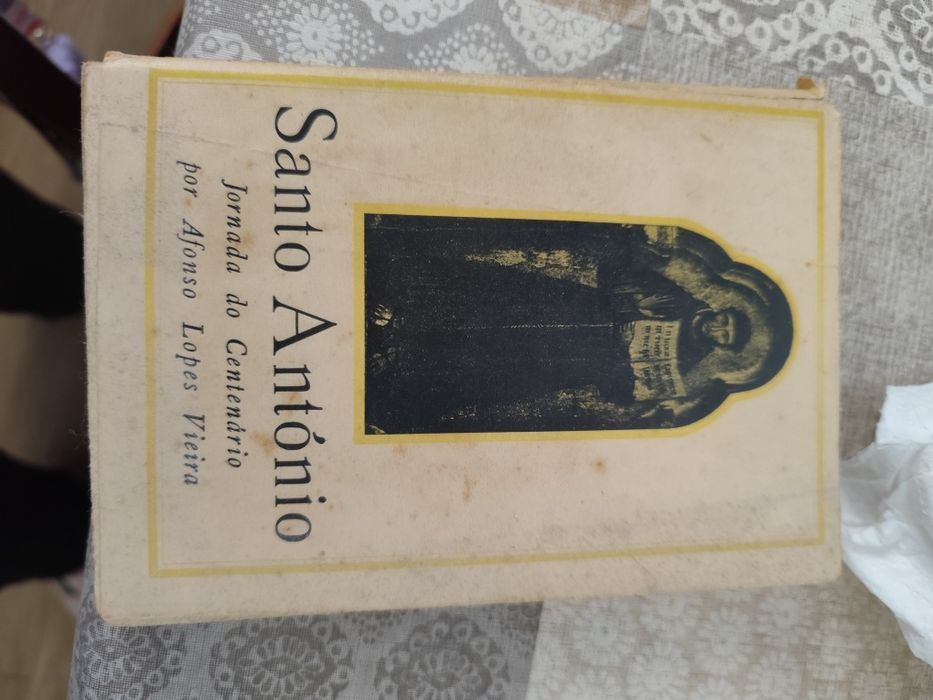 Vários livros religiosos