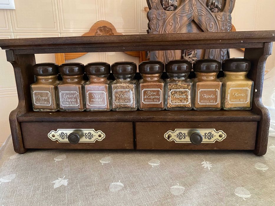 Vários artigos de decoração para desocupar