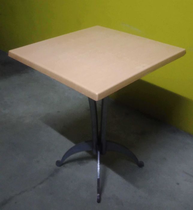 Mesa quadrada pequena