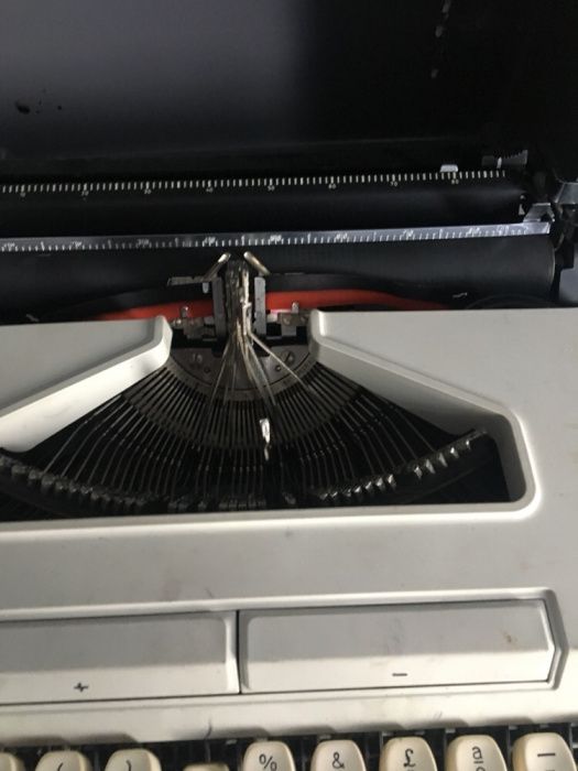 Máquina de escrever LOGIKA 3002