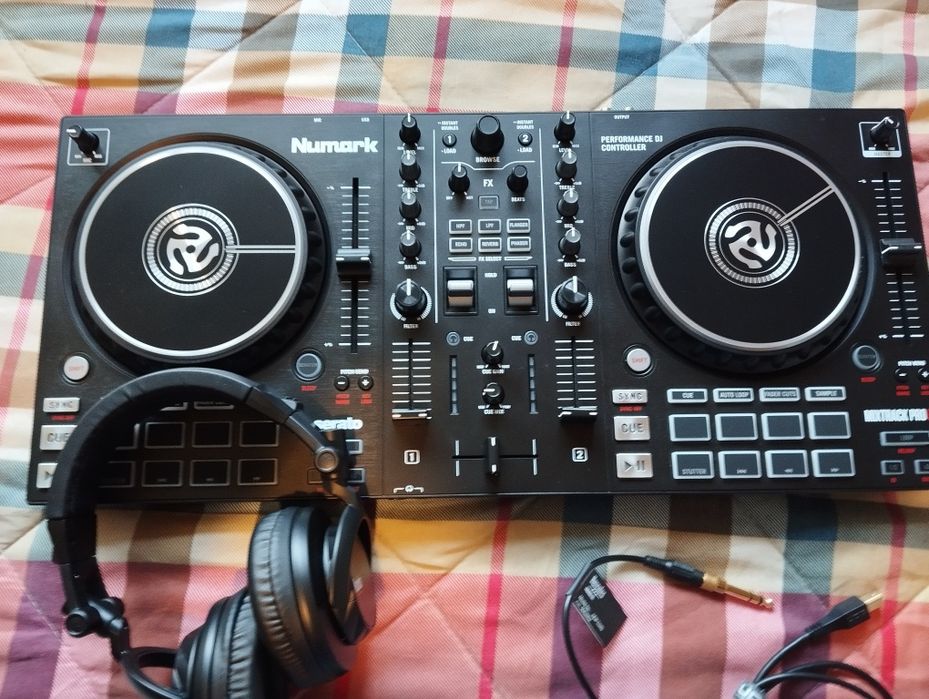 Numark Mixtrack Pro Fx mais Hércules phones