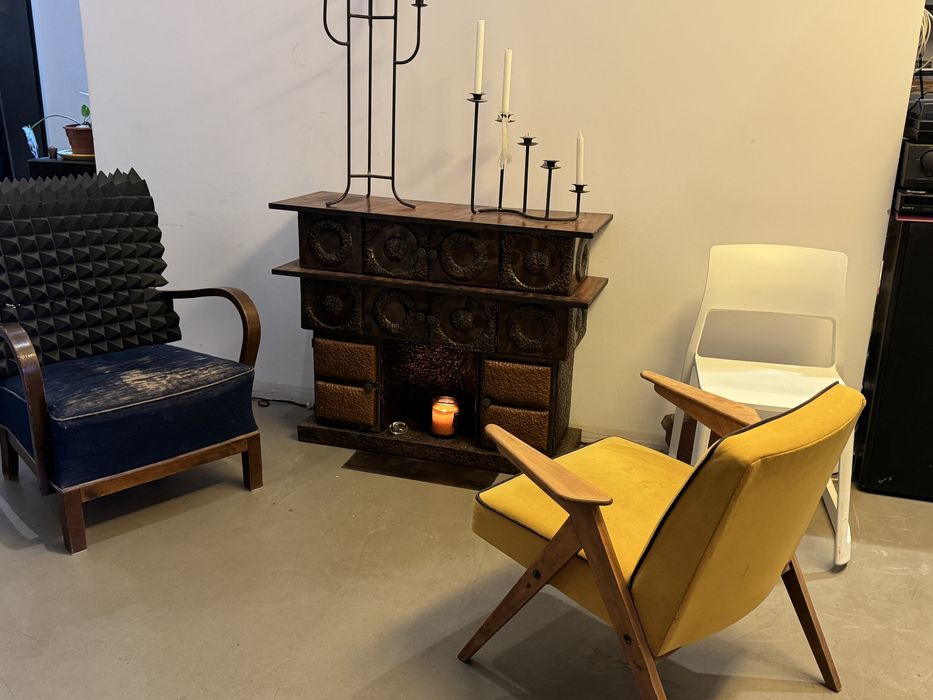 Kominek atrapa metaloplastyka konsola lekka z szafkami ładna ciekawa