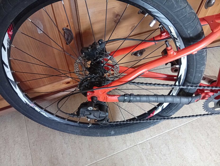 Bicicleta de Grau e estrada