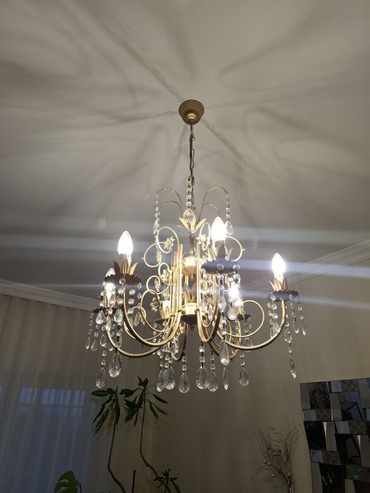 Lustre dourado com cristais