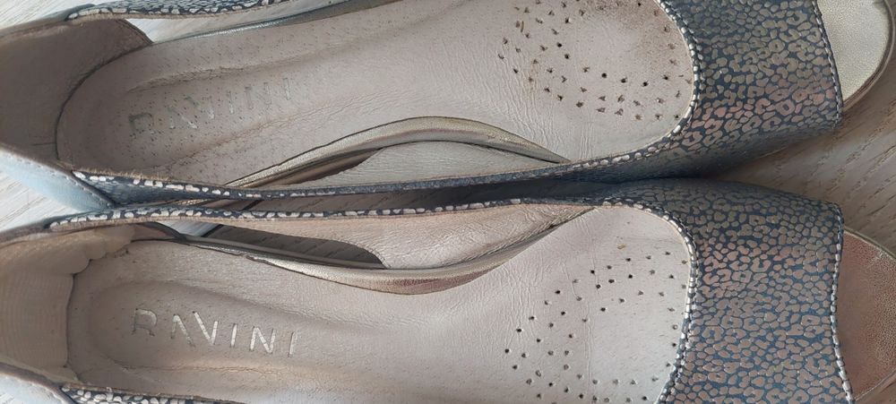 Skórzane baleriny / sandały peep toe  RAVINI rozm. 39 – wygodne, srebrne  śliczne buty