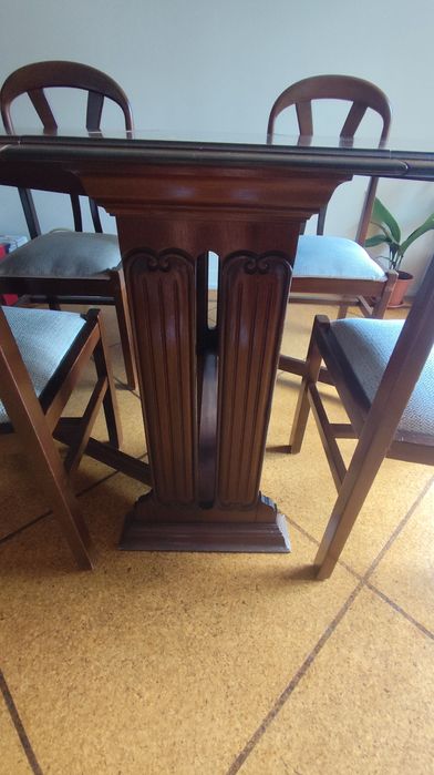 Mesa de Jantar em Mogno