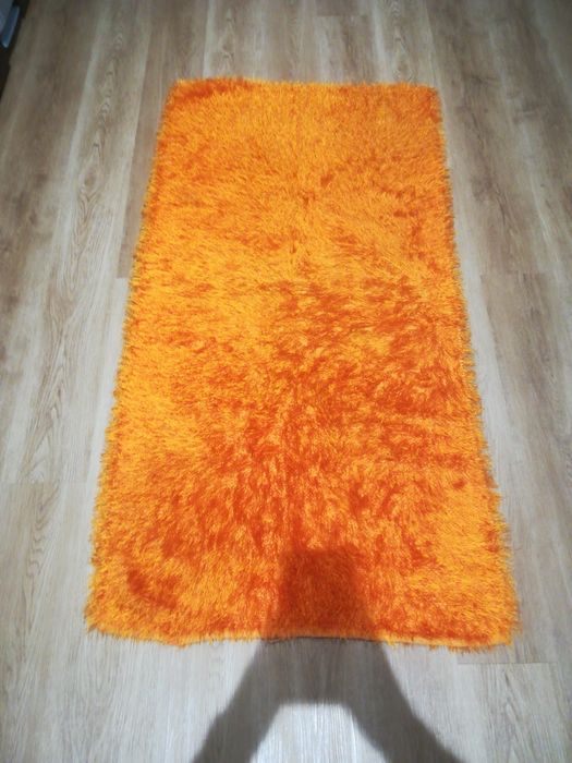 Tapete laranja pouco usado