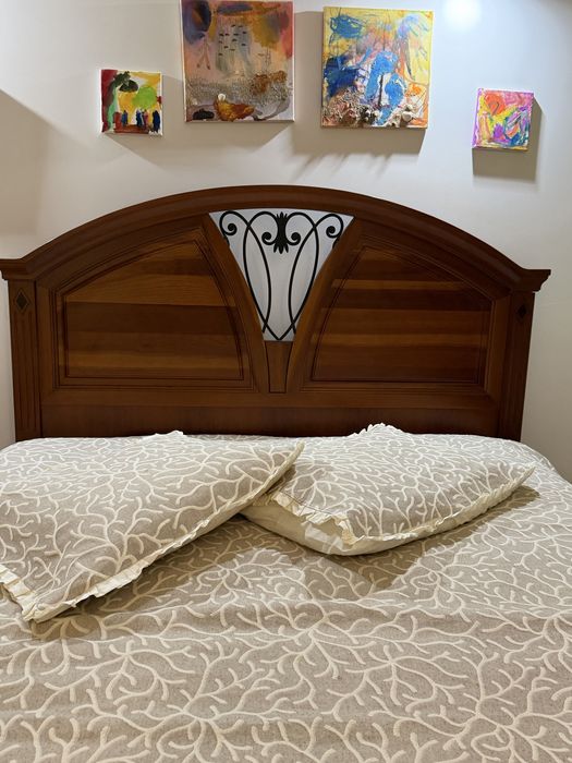 Cama casal moderna de cerejeira como nova