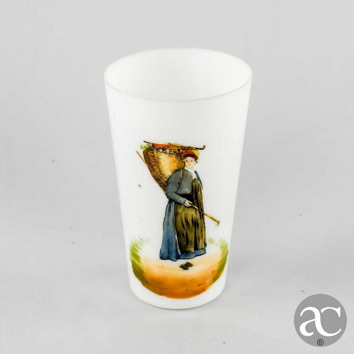 Copo em vidro leitoso, pintado à mão, séc. XIX