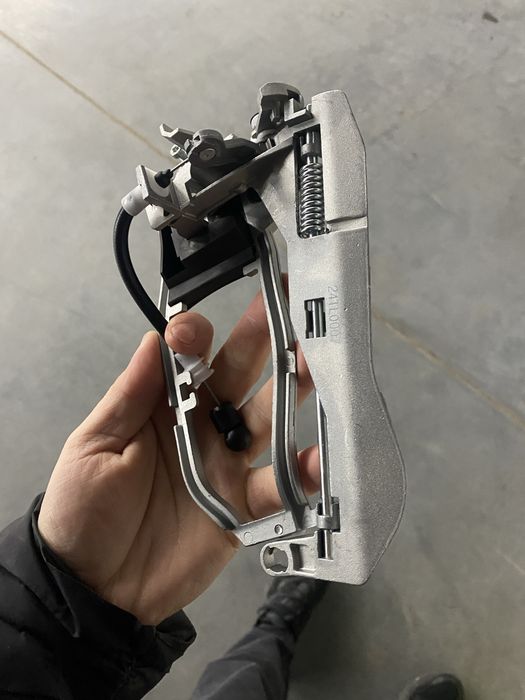 Механізм відкривання дверей BMW x5 e53. Кронштейн ручки дверей. Скілєт