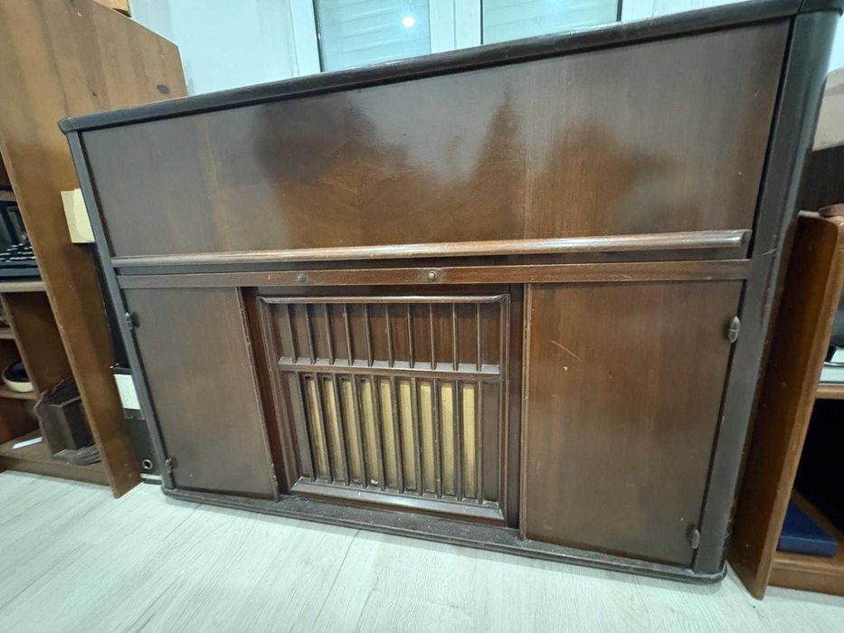 Troco ou vendo Móvel gira discos anos 50 muito raro