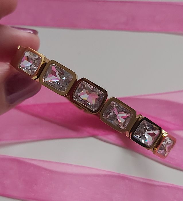 Pulseira/escrava dourada, em aço, com zirconias.