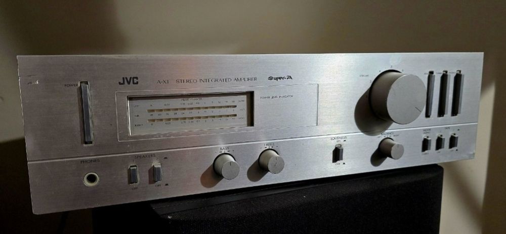 Kolumny podstawkowe XTZ Seas Exel - wzmacniacz  JVC  A X-1