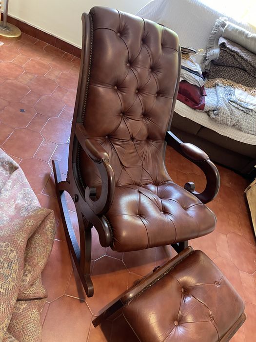 Cadeirão vintage em pele e madeira