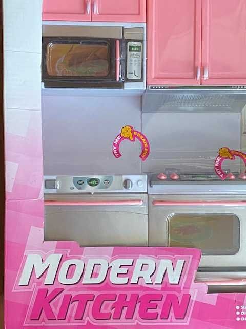 Интерактивная кухня Modern Kitchen для Барби с эффектом кипения и аксессуарами.