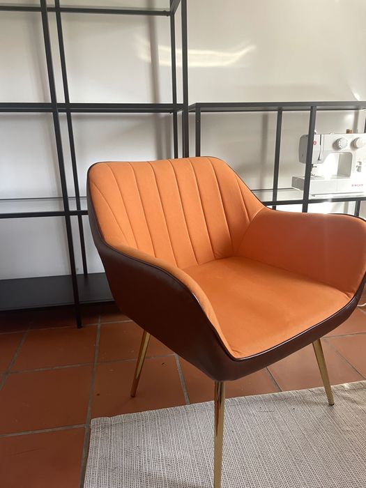 Poltrona de Design Elegante: Estofos em Laranja e Castanho (Detalhes Dourados)